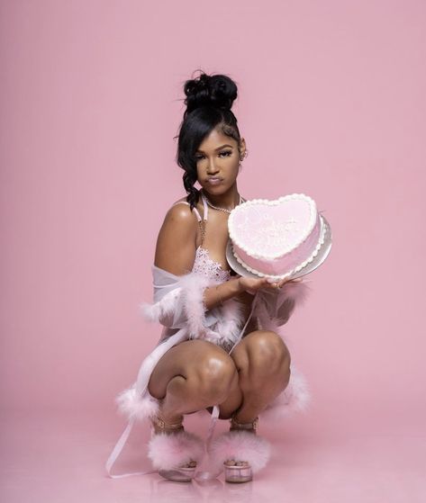 Virgo Szn Photoshoot, Virgo Photoshoot Ideas, Bedroom Birthday Photoshoot, Pink Photoshoot Ideas Birthday, Pink Birthday Shoot, Fun Photoshoot Ideas Creative, Photoshoot With Cake, Birthday Photo Shoot Ideas, Birthday Shoot Ideas