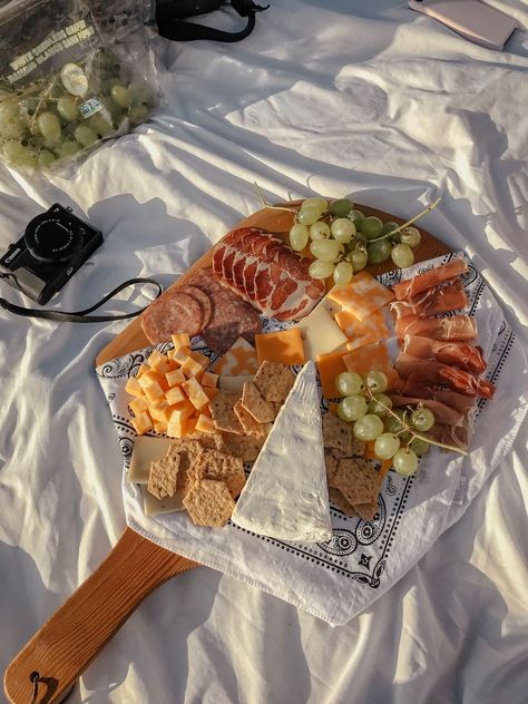 Sunset Beach Picnic Friends, Sunset Charcuterie Board, Charcuterie Board For The Beach, Picnic Wine Aesthetic, Food Boards Aesthetic, Wine And Charcuterie Aesthetic, Charcuterie Board Beach Picnic, Charcuterie Board Aesthetic Picnic, Aesthetic Charcuterie Board Ideas