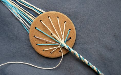 Durham Weaver: Weaving a tubular cord on an inkle loom and with a weaving disc. Cord Weaving, Inkle Weaving Patterns, Band Weaving, Glass Bead Crafts, Basket Weaving Diy, Weaving Loom Diy, Inkle Weaving, Weaving Loom Projects, Peg Loom