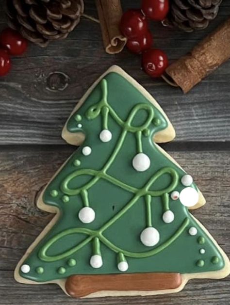 Cookie Decorating Tree, Fun Christmas Cookies Decorated, Reindeer Royal Icing Cookies, Grinch Decorated Cookies, Tree Sugar Cookies Decorated, Christmas Tree Cookies Royal Icing, Christmas Tree Sugar Cookies Decorated, Christmas Royal Icing Cookies Ideas, Xmas Cookies Decorated