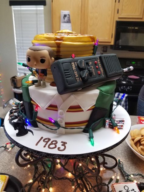 Stranger things birthday cake. Fondant walkie talkie and eggos for eleven. Dungeons and dragons wizard with christmas lights Tarta Stranger Things, Stranger Things Birthday Cake, Stranger Things Cakes, Stranger Things Cake, Stranger Things Birthday Party, Birthday Cake Fondant, Stranger Things Birthday, Stranger Things Party, Illustration Wallpaper