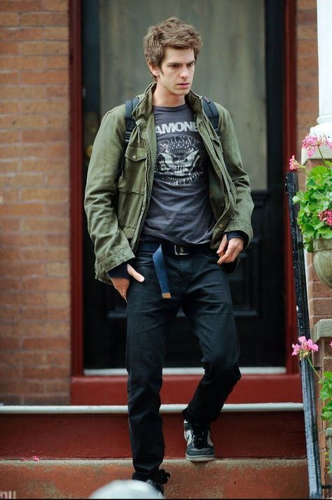 Gamer Guy Outfit, Cool Nerd Outfits Men, Peter Parker Fits, Andrew Garfield Spiderman Outfit, Nerd Clothes Men, Nerdy Mens Fashion, 2010s Fashion Men, Nerd Outfits Men, Peter Parker Style