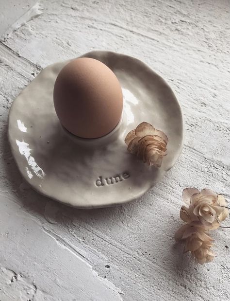 Easy Ceramics Projects, Ceramic Egg Cups, Coil Pottery, Ceramic Egg, Handmade Ceramics Plates, Ceramic Workshop, Ceramic Artwork, Pottery Handbuilding, Diy Ceramic