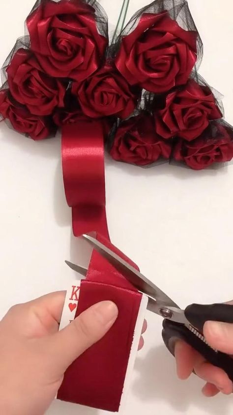 Bouquets As Centerpieces, Making Roses, Satin Flowers Diy, Ribbon Flowers Diy, Bathroom Ideas Black, Diy Ribbon Flowers, Diy Rose, Ribbon Crafts Diy, Rose Tutorial