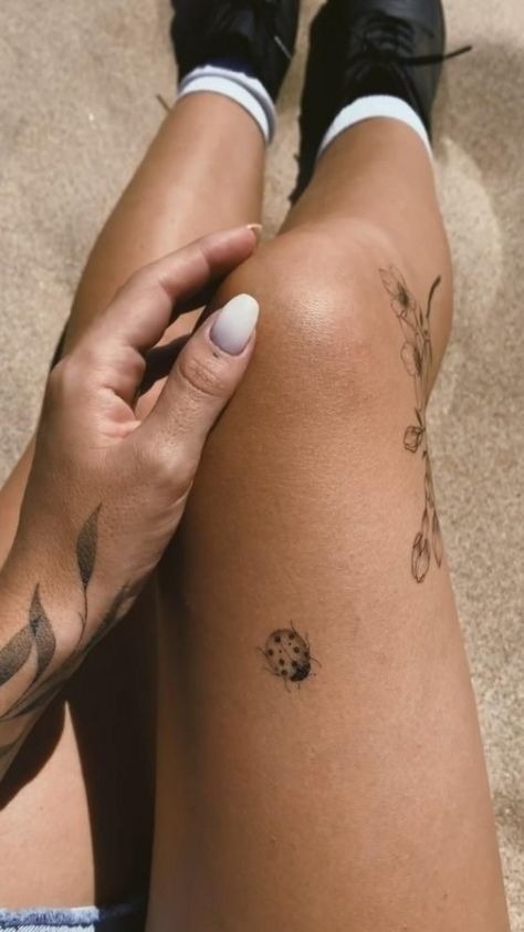 Temporary tattoo by @m_inspirada #smalltattoo #tattoosforwomen Chest Tattoos For Women, Knee Tattoo, Discreet Tattoos, Dainty Tattoos, Dope Tattoos, Little Tattoos, Simplistic Tattoos, Piercing Tattoo, Mini Tattoos