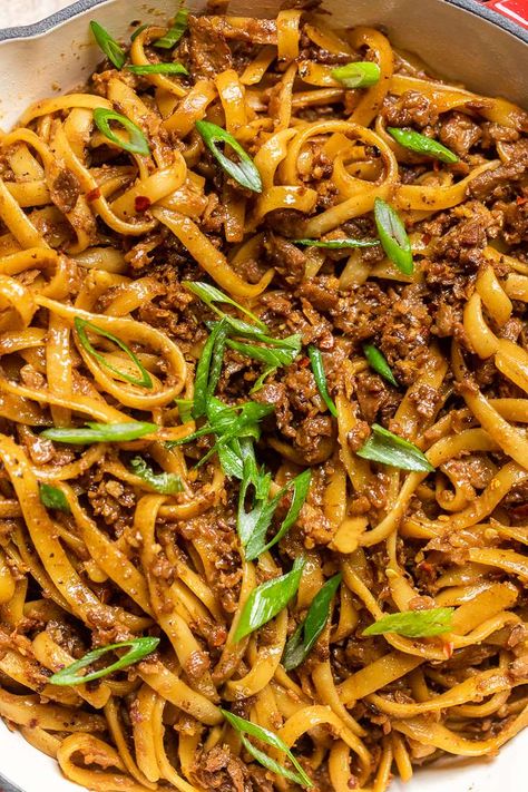 Vegan Mongolian Beef Noodles Vegan Mongolian Beef, Mongolian Beef Noodles, Sundried Tomato Recipes, Vegan Noodles Recipes, Garlic Noodles Recipe, Mongolian Beef Recipes, Vegan Asian Recipes, Vegan Noodles, Beef Noodles