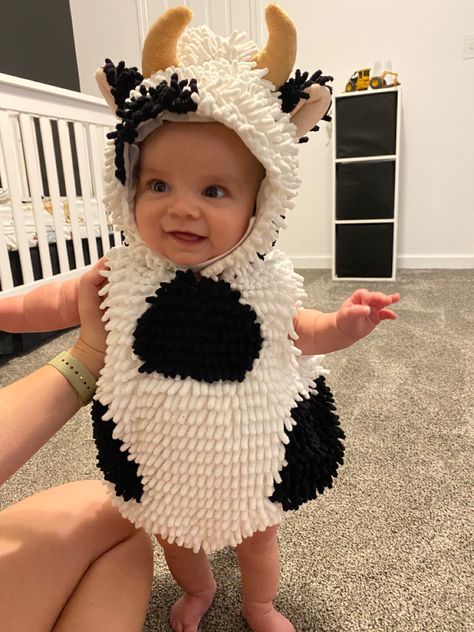 Adorable costume for babies - boy or girl! Diy Infant Cow Costume, Highland Cow Costume Diy, Farm Animals Halloween Costumes, Baby Cow Costume, Toddler Cow Costume, Diy Cow Costume, Cow Halloween Costume, Bubble Costume, Cow Dress