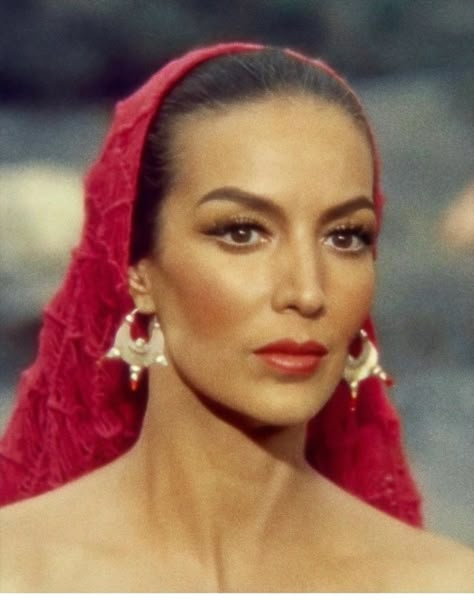 The Femme Fatale who Rejected Frida Kahlo’s Marriage Proposal Silver Screen Actresses, Latina Aesthetic, Spanish Woman, Retro Makeup, Mexican Actress, Mexican Fashion, Mexican Women, Marriage Proposal, Vintage Glam