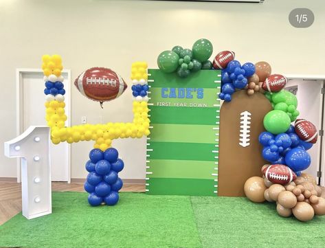 Football Photo Booth Backdrops, Football Theme Balloon Garland, La Rams Birthday Party Ideas, First Year Down Balloon Arch, Football Balloon Backdrop, Football Goal Post Balloons, Draft Day Party, Diy Football Backdrop, Football Theme Backdrop