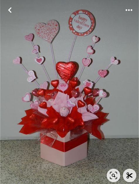 IMG_5725 ‣ Sincere Whisper Valentines Day Bouquet, Valentines Toppers, Handmade Valentine Gifts, For Crush, Diy Crafts Ideas, Valentines Day Baskets, Candy Bouquet Diy, Valentine Centerpieces, Valentine Gift Baskets