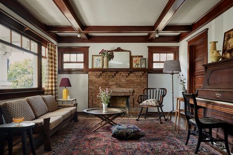 This “Happy Moody” Craftsman Home Is A Vintage Lover’s Dream (We Can't Stopping Staring At This Kitchen) - Emily Henderson Craftsman House Decor, Moody Craftsman, Craftsman Wallpaper, Craftsman Ceiling, Craftsman Remodel, Craftsman Home Interiors, Bungalow Interior, Craftsman Interior, Arts And Crafts House