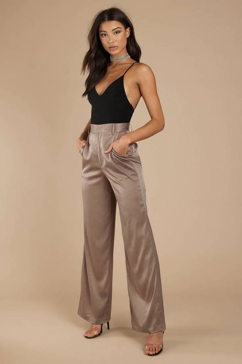 Trousers Outfit High Waisted, Satin Trousers Outfit, High Waisted Trousers Outfit, Satin Pants Outfit, Wide Leg Trousers Outfit, High Waisted Pants Outfit, High Waisted Wide Leg Pants, Nye Outfits, Satin Trousers