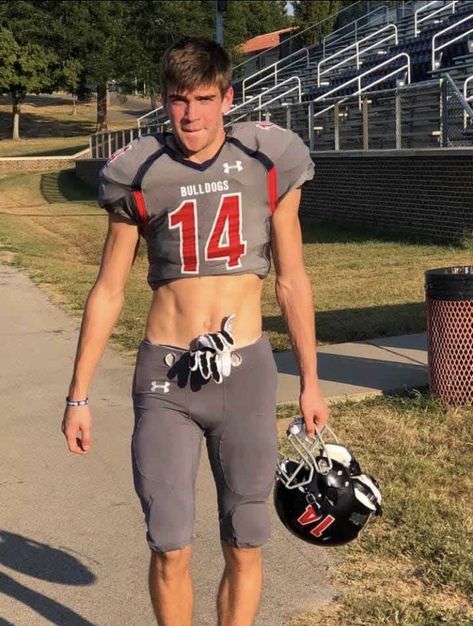 football studs Football Crop Top Men, Shirtless Guys, Football Studs, Football Guys, Football Boy, V Cut Abs, Football Poses, Sport Pictures, Cute Football Players