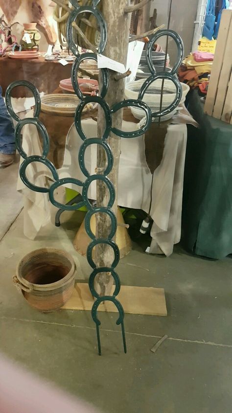 Lawn stake horseshoe cactus. Retail $75 Old Springs Ideas, Horseshoe Cactus Yard Art, Ffa Projects, Horseshoe Cactus, Cactus Ideas, Western Decorations, Welding Trailer, Farmhouse Yard, Horseshoe Crafts Projects