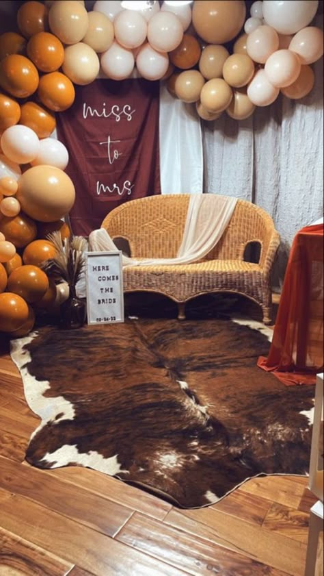 Western Bridal Shower Backdrop, Western Couples Shower Ideas, Boho Western Bridal Shower Decor, Cowhide Bridal Shower Ideas, Bridal Shower Cow Theme, Cow Bridal Shower Themes, Bridal Shower Themes Western, Boho Rustic Bridal Shower Ideas, Bridal Shower Western Theme