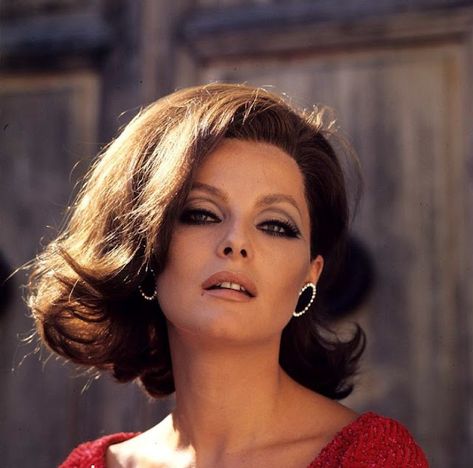 The Perfect Italian Beauty: 56 Georgous Photos of Young Virna Lisi From the 1950s and 1960s ~ Vintage Everyday Klasik Hollywood, Italian Actresses, Virna Lisi, 60s Hair, Italian Actress, Italian Beauty, Vintage Makeup, Retro Hairstyles, Vintage Hair