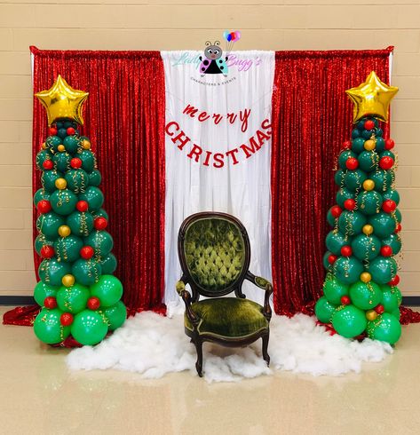 Christmas Backdrop Ideas For School, Stage Decoration For Christmas, Xmas Stage Decoration, Christmas Decorations With Balloons, Christmas Backdrop With Balloons, Grinch Christmas Backdrop, Christmas Party Photo Backdrop Ideas, Christmas Diy Backdrop, Classroom Christmas Party Decorations