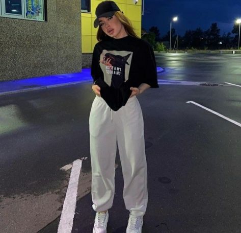 Poses With Joggers, Valentina Core, Sweatpants Street Style, At Home Clothes, Oversize Tshirt Outfits, White Tracksuit, Jogger Pants Outfit, White Shirt Outfits, Baggy T-shirt