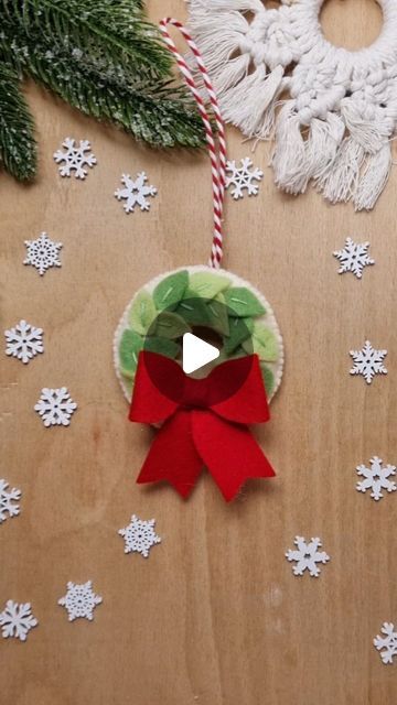 Anabella Cahwje - Baby decor & sewing tutorials on Instagram: "🌟Day 13 of free advent calendar is a Christmas wreath adorned with leaves and a festive bow🌟 🎀 Pattern will be uploaded in my shop 😊 🎄Thank you so much for everyone who's supporting me through buy me a coffee. I LOVE reading the messages you leave me, they make me smile and keep me motivated ☺️❤️ What do you think of today's project? Please let me know in the comments. 🧵 You'll need: - Felt sheets in cream, pastel green, sage and red. - Embroidery thread in cream, green, red and brown. - Toy stuffing - Twine or lace - Sewing needles - Scissors - Pins - Air erasable marker 💕 Hope everyone's had a lovely weekend #whatacurlylife #DIYDecor #WreathTutorial #CraftyHoliday #SeasonalSewing #HomemadeChristmas #CraftersOfInstag Erasable Markers, Felt Wreath, Felt Sheets, Have A Lovely Weekend, Bow Pattern, Wreath Tutorial, I Love Reading, Pastel Green, Baby Decor