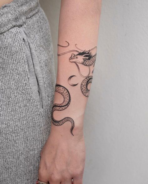 a delicate dragon that wraps around the arm. swipe to see it in action 🐉✨ Dragon Wrapped Around Arm Tattoo, Dragon Tattoo Wrist, Wrapped Around Arm Tattoo, Arm Wrap Tattoo, Dragon Tattoo Arm, Dbz Tattoo, Around Arm Tattoo, Wrap Around Tattoo, Cuff Tattoo