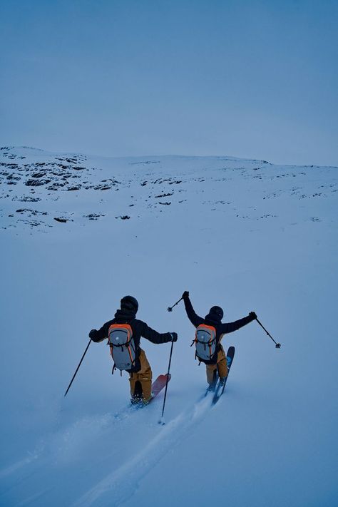 Ski Trip Essentials, Orange Elements, Ski Tips, Ski Trip Packing List, Skiing Photography, Ski Trip Packing, Gear Organization, Snowboarding Aesthetic, Ski Pack