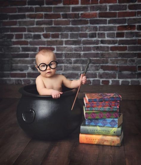 Harry Potter Baby Birthday, 5 Weeks Pregnant, Harry Potter Theme Birthday, Cumpleaños Harry Potter, Harry Potter Nursery, Foto Newborn, Harry Potter Kids, Baby Photoshoot Boy, Theme Harry Potter