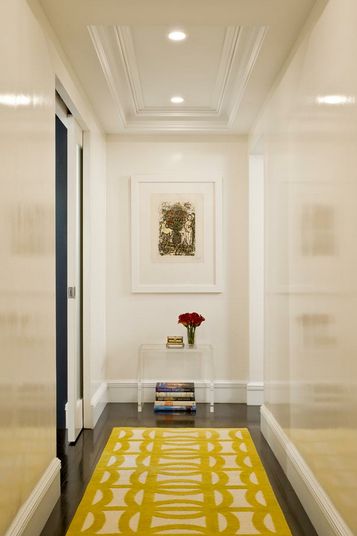 White lacquered walls add depth to a narrow hallway. Lacquered Walls, High Gloss Paint, Paint Sheen, Recessed Ceiling, Yellow Rug, Style At Home, Hallway Decorating, Design Case, Home Fashion