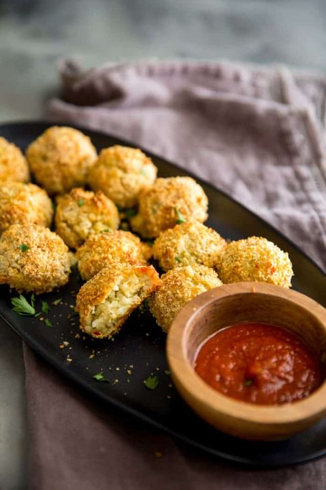 Baked Arancini, Leftover Risotto, Arancini Balls, Baked Risotto, Risotto Balls, Arancini Recipe, Vegetable Dips, Berry Salad, Potato Recipes Side Dishes