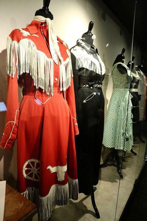 Patsy Clines Dresses on display at the new Patsy Cline museum in Nashville, TN. Dimestore Cowgirl, Shirt Embellishments, Performance Aesthetic, Western Rockabilly, Western Costume, Houston Rodeo, Country Music News, Vintage Western Wear, Patsy Cline