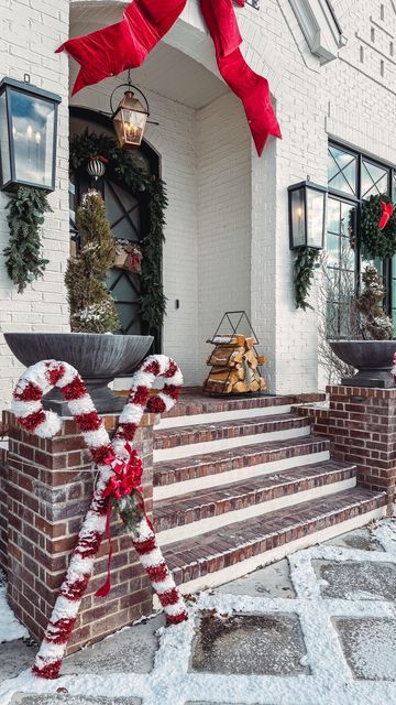 Small Christmas Decorations Diy, Big Candy Cane Decorations, Diy Giant Candy, Cane Decorations, Giant Candy Cane, Canes Decor, Candy Cane Decorations, Giant Candy, Pvc Pipes