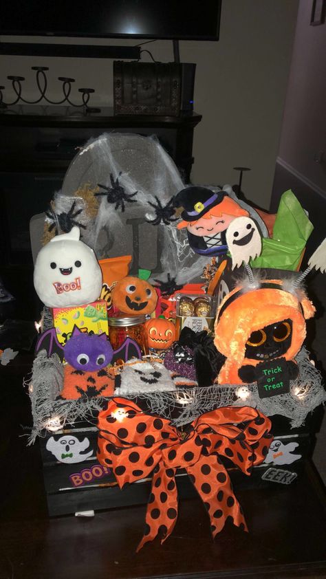 Halloween Baskets For Girlfriend, Crate Gift Basket Ideas For Boyfriend, Spooky Basket Best Friend, Girlfriend Halloween Basket, Spooky Basket Ideas For Boyfriend Diy, Crate Basket Gifts, Spooky Birthday Basket, Spooky Baskets For Friends, Halloween Gift Baskets For Girlfriend