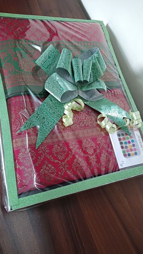 Saree Packing, Hindu Wedding Decorations, Wedding Gift Hampers, Wedding Frame Gift, Janmashtami Decoration, Wedding Gift Pack, Bridal Gift Wrapping Ideas, Gift Box For Men, Creative Gift Wraps