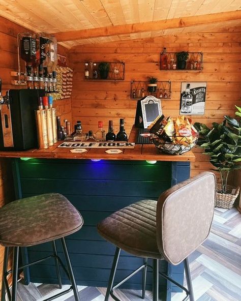 Garden Pub Shed, Shed Bar Ideas, Garden Bar Shed, Garden Pub, Summer House Interiors, Cabin Bar, Golf Simulator Room, Log Cabin Interior, Garden Cabins