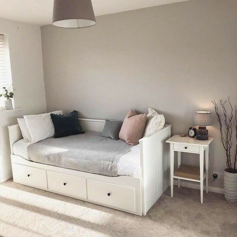 Hemnes Day Bed, Hemnes Ikea, Daybed Room, Small Guest Bedroom, Small Bedroom Decor, Small Room Design, Teen Bedroom Decor, Spare Bedroom, Girl Bedroom Decor