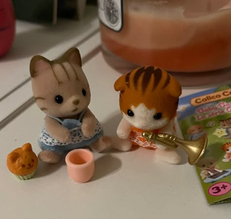 Sylvanian Families Icon, Families Aesthetic, Sylvanian Families Aesthetic, Critters 3, Calico Critters Families, Love My Best Friend, Precious Moments Figurines, Calico Critters, Little Critter