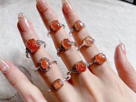 Sun Stone Ring, Orange Jewelry Aesthetic, Sunstone Aesthetic, Sunstone Rings, Minimalist Rings Simple, Sunstone Crystal, Sunstone Ring, Glow Stones, Sunstone Jewelry