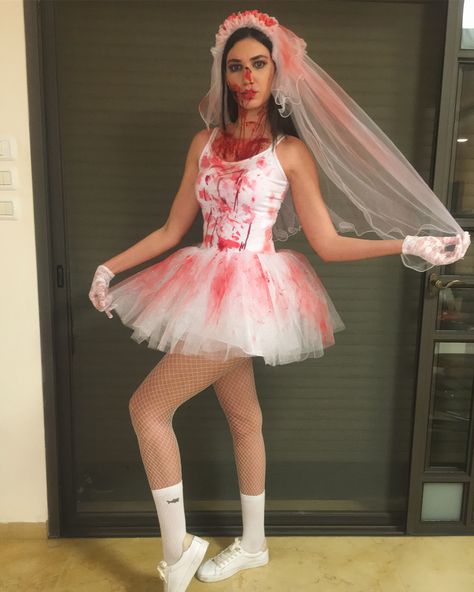 Terrifying Halloween Costumes, Zombie Bride Costume, Halloween Costumes You Can Make, Halloween Bride Costumes, Zombie Clothes, White Halloween Costumes, Terrifying Halloween, Halloween Bride, Zombie Bride