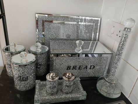 Bling Bathroom Ideas Glam, Bling Apartment Decor, Bling Bathroom Ideas, Country Glam Decor, Art Deco Kitchen Design, Bling Home Decor, Bling Bathroom, Bling Decor, Chanel Decor