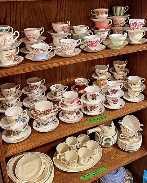 🍵 Tea lovers, this one’s for you! 🍵 Our selection of vintage teapots is brimming with charm and elegance. Whether you're drawn to porcelain tea sets, hand-painted teapots, or unique collectibles, these beauties are perfect for enhancing your tea time rituals. Great for gifting or adding to your own teapot collection. 🫖 Start brewing your perfect cup in style! 🌸 📍1285 Bayfield St North Barrie ⏰ Monday-Saturday: 10-5 #VintageTeapots #TeaTimeEssentials #PorcelainTeapots #HandPaintedTeapots #... Tea Set Display Ideas, Tea Set Display, Teapot Collection, Vintage Teapots, Painted Teapot, Porcelain Tea Set, Tea Pots Vintage, Tea Lovers, Unique Collectibles