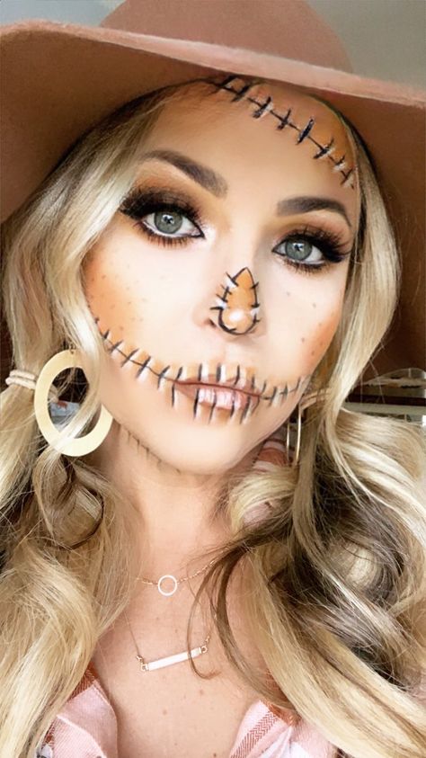 Scare Crow Costume Women Diy, Halloween Scarecrow Face Paint, Scarecrow Glam Makeup, Girls Scarecrow Makeup, Woman Scarecrow Costume Diy, Cute Scarecrow Face Paint, Easy Halloween Makeup Scarecrow, Easy Halloween Scarecrow Makeup, Scare Crow Makeup Women