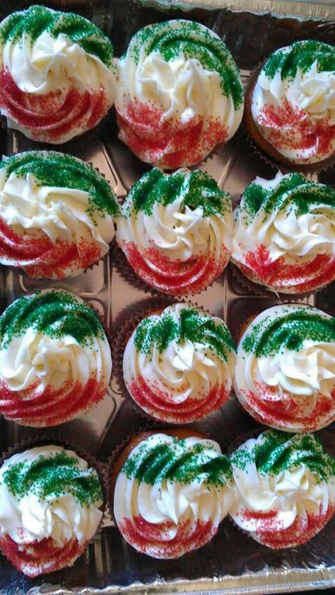 Mexico Cupcakes, Mexican Theme Party Food, Mexican Cupcakes, Fiesta Party Food, Italy Party, Mexican Treats, Mexican Birthday Parties, Fiesta Cake, Mexican Independence