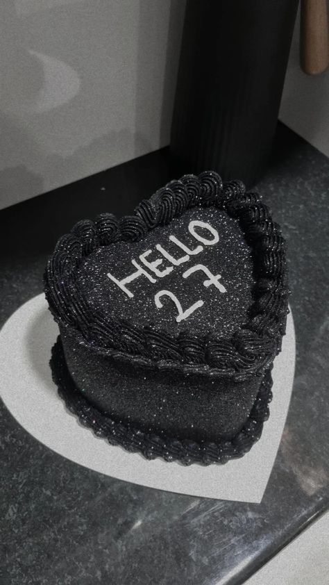 Bolo preto, 27 anos, Dark, Gothic, Gótico Dark Birthday Cake, Black Glitter Cake, Sparkly Birthday Cake, Gothic Cakes, 27 Birthday Ideas, Bolo Black, Birthday Cake For Boyfriend, Sparkly Cake, Heart Birthday Cake