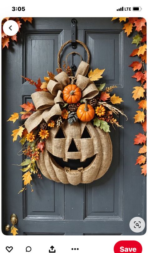 Diy Wooden Halloween Decor, Halloween Diy Pumpkin Crafts, Fall Pumpkin Wreath Diy, Fall Door Hanger Ideas, Halloween Door Hangers Diy, Diy Halloween Door Hanger, Fall Door Wreaths Diy, Diy Stacked Pumpkins, Fall Wreaths For Front Door Diy