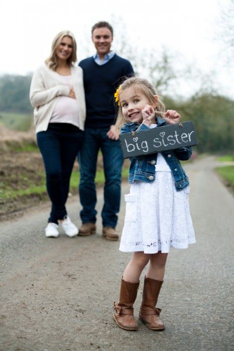 Fotos llegada de Juan Diego Maternity Photoshoot With Toddler, Photoshoot With Toddler, Creative Maternity Photoshoot, Family Pregnancy Photoshoot, Sibling Portraits, Vom Avea Un Copil, Pregnancy Portraits, Family Maternity Pictures, Maternity Photography Family