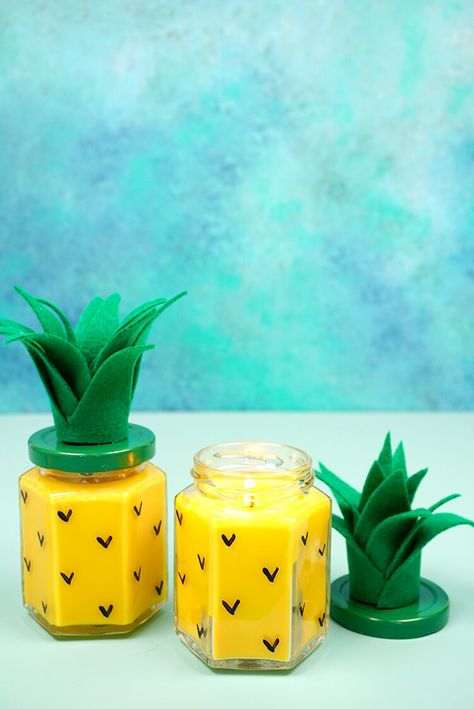 Ever wondered how to make candles? These Easy DIY Pineapple Candles are SO simple to make, and they smell amazing! Makes a great DIY gift idea! Pineapple Candle, Diy Pineapple, Pineapple Candles, Make Candles, Diy Simple, Super Gifts, Smell Amazing, Cadeau Diy, Homemade Candles