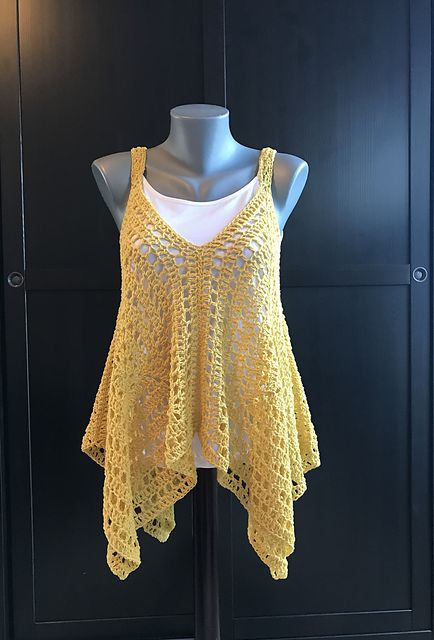 I haven't been on Ravelry for a while, so today I decided to check it out, and I was definitely not disappointed! This beauty came up right away, and this looks like a really fun pattern to make!  I l Corak Krusye, Crochet Tank Top Free, Poncho Au Crochet, Summer Top Pattern, Crochet Tank Tops, Tank Top Pattern, Crochet Summer Tops, Crochet Tank Top, Crochet Summer