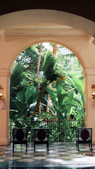 Colonial Style Interior, Royal Hawaiian Hotel, Hawaiian Homes, River Side, Hawaii House, Hawaiian Art, British Colonial Style, Hawaii Homes, Colonial Decor