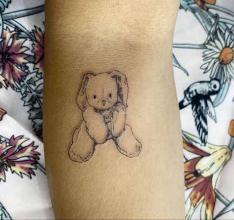 Stuffed Rabbit Tattoo, Golden Tattoo, Illusion Tattoo, Tattoo Designs Drawings, Soft Tattoo, Dainty Tattoo, Optical Illusion Tattoos, Illusion Tattoos, Optical Illusion Tattoo