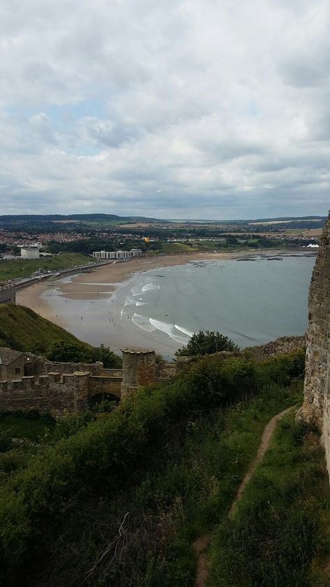 Scarborough looking towards North Bay from Scarborough castle. Summer In England, Scarborough Castle, Scarborough England, Scarborough Beach, Yorkshire Coast, Mood Bored, England Aesthetic, North Bay, North Sea