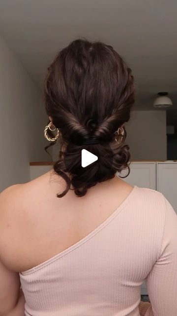 Curly.evee on Instagram: "How to elevate your low bun hairstyle 😍

Such a cute and easy hairstyle, love doing this on days where I want me hair up 💖

#hairstylest #hairstyle #hairtutorial #updohairstyles #updohair #updos #hairlovers #hairlooks" Low Bun Hairstyle, Hair Colour For Green Eyes, Homecoming Hairstyles Black, Curly Bun Hairstyles, Wavy Wedding Hair, Wedding Hair Up, Low Bun Hairstyles, Easy Bun Hairstyles, Homecoming Hairstyles For Medium Length